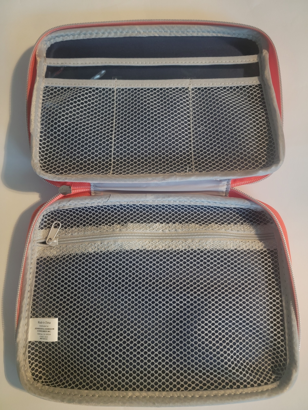 Johnson & Johnson Red First Aid Travel Pouch with White Cross - Picture 4 of 6